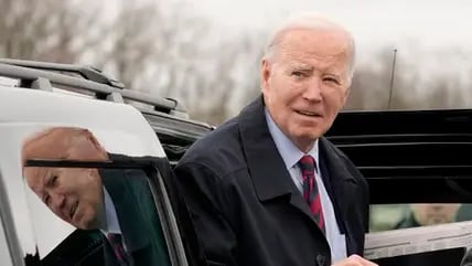 Joe Biden geht am Super Tuesday an Bord der Air Force One.