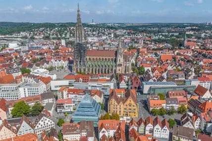 Der Ulmer Münster überragt die Stadt Ulm. Er ist der höchsten Kirchturm der Welt.