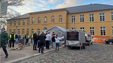 Während der gesamten Sitzungsdauer protestierten rund 60 Mitglieder der Gruppe Ratzeburg Mitte – ein Zusammenschluss von Mittelständlern, Handwerkern und Landwirten –  vor dem Rathaus. Eine Vertreterin stellte ihr Ansinnen während der Einwohnerfragestunde kurz vor.