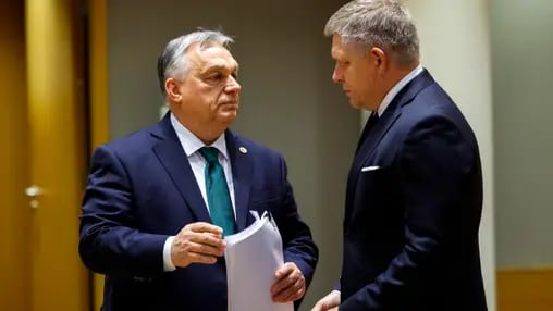 01.02.2024, Belgien, Brüssel: Robert Fico (r), Premierminister der Slowakei, spricht mit Viktor Orban, Premierminister von Ungarn, während eines runden Tisches auf einem EU-Gipfel. Orban hat seine Blockade der EU-Pläne für neue Ukraine-Hilfen nach Angaben von EU-Ratspräsident Charles Michel aufgegeben. Alle 27 Staats- und Regierungschefs hätten dem geplanten Unterstützungspaket im Umfang von 50 Milliarden Euro zugestimmt, teilte der Belgier am Donnerstag beim EU-Sondergipfel in Brüssel mit. Foto: Geert Vanden Wijngaert/AP/dpa +++ dpa-Bildfunk +++