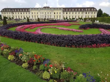 Die herrliche Gartenanlage von Schloss Ludwigsburg, im Hintergrund das prächtige Schloss.