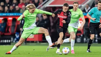 Bayer Leverkusen um Florian Wirtz (Mitte) spielte gegen Wolfsburg weite Teile der Partie in Überzahl.