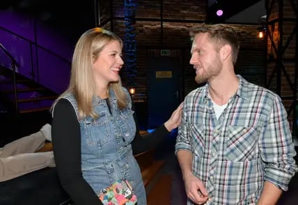 Alicia (Josefin Bressel) schafft es, Paul (Niklas Osterloh) an seinem Geburtstag aufzuheitern.