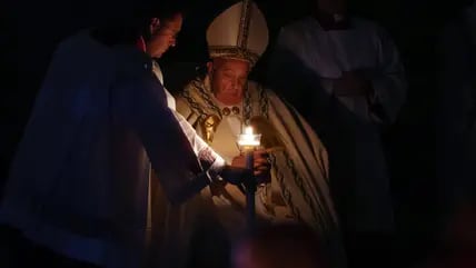 Am Karsamstag hat Papst Franziskus bei der Feier der Osternacht die Gläubigen zu Freude und Hoffnung aufgerufen.