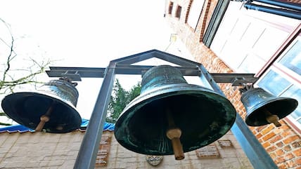 Die beiden kleinen Glocken wurden von den Nazis aus der Heilig-Leichnam-Kirche in Danzig gestohlen; die große Glocke entstammt der Kirchengemeinde Wotzlaff.