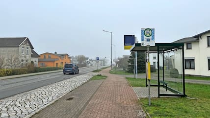 Haltestellen von Bus und Bahn machen den Umstieg auf öffentliche Verkehrsmittel in Reddelich einfach.