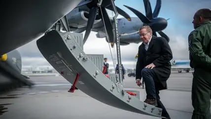 Boris Pistorius (SPD), Bundesminister der Verteidigung, hier bei einer Reise mit dem Airbus A400M der Luftwaffe von Stockholm nach Kirkenes. (Archivbild)