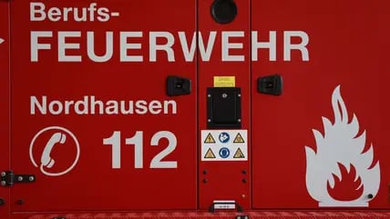 Blick auf einen Gerätewagen in der Feuerwache in Nordhausen.