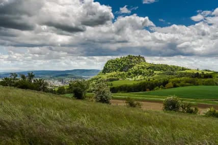 Blick auf die Festungsruine Hohentwiel und die Stadt Singen in Baden-Württemberg.