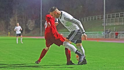 Grimmens Doppelpacker Thomas Boljahn (r.) setzt sich gegen Malchins Paul Asmus durch.