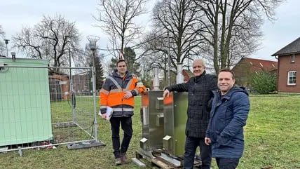 Christian Rahn, IAG-Stabsstellenleiter Umwelt,  IAG-Geschäftsführer Henry Forster und Selmsdorfs Bürgermeister Marcus Kreft (SPD) (v.l.) an der neuen Messstation in Sülsdorf.