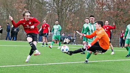 Timo Jung (li.) feierte nach elfmonatiger Verletzungspause sein Comeback im Landesliga-Heimspiel der Kaltenkirchener TS gegen GW Siebenbäumen.