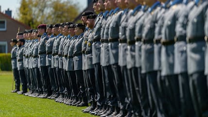 Rekruten vom Aufklärungslehrbataillon 3 „Lüneburg" stehen bei einem feierlichen Gelöbnis von rund 120 Rekrutinnen und Rekruten zusammen.