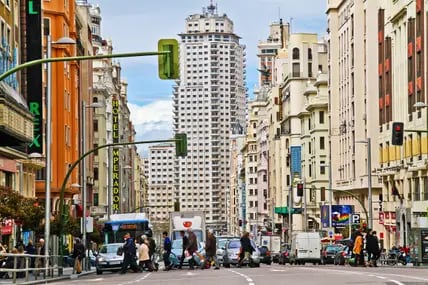 Die Gran Vía ist der Broadway Madrids. Im Hintergrund erhebt sich der Torre de Madrid. 