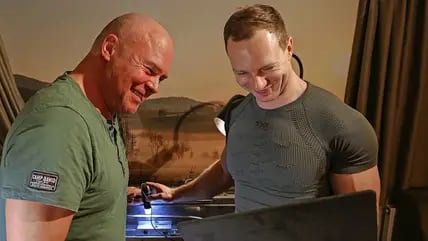 Andreas Babbe und Francesco Friedrich beim Polieren der Kufen in der Winterberger Ferienwohnung.