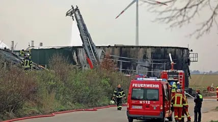 Bei einem Landwirtschaftsbetrieb im Landkreis Rostock ist das Silo einer Biogasanlage in Brand geraten.