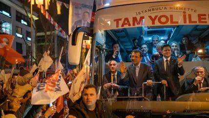 Ekrem Imamoglu wird in Istanbul mit einem Bus an einer Menschenmenge vorbeigefahren und grüßt seine Anhänger.