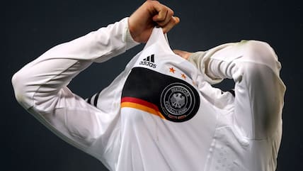 Tschüss, Adidas: Zur WM 2026 wird die deutsche Nationalelf zum vorerst letzten Mal in Spielkleidung aus Herzogenaurach auflaufen. Hier streift das verhüllte Model Per Mertesacker ein Stück aus der Kollektion für die EM 2008 ab.