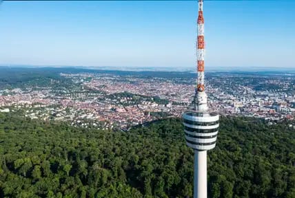 Weiter Blick über Stuttgart, Wälder und den Fernsehturm.