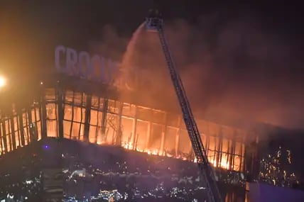 Rettungskräfte bekämpfen den Brand in der Crocus City Hall am westlichen Rand von Moskau.