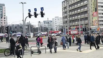 Unfall an einer der größten Kreuzungen in Stettin: Autofahrer rast in Menschengruppe und flieht