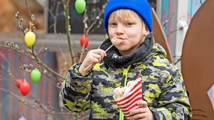 Lio (4) lässt sich seine frisch gebackenen Mutzen mit Puderzucker schmecken.