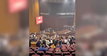 Menschen ergreifen die Flucht während des Terroranschlags in der Konzerthalle Crocus City Hall.