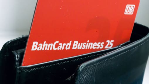 Die Deutsche Bahn will die Plastikvariante der Bahncard in Zukunft abschaffen.