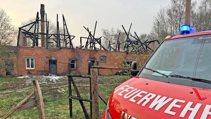 Die Feuerwehr ließ das leer stehende Haus kontrolliert abbrennen.