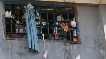 Ein Häftling hält seine Hand aus dem Fenster seiner Zelle im Nationalen Gefängnis. In Haiti haben Medienberichten zufolge bewaffnete Banden das Nationalgefängnis in der Hauptstadt Port-au-Prince angegriffen.