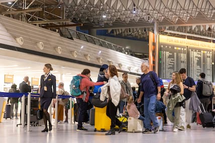 Auf dem Frankfurter Flughafen laufen Fluggäste durch die Abflughalle. 