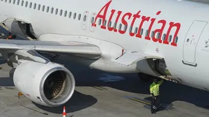 Ein Passagierflugzeug der Austrian Airlines steht an einem Terminal des Flughafens Hamburg Airport.