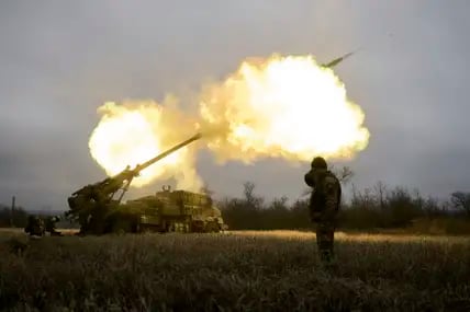 Ukrainische Soldaten feuern eine Panzerhaubitze auf russische Stellungen. 