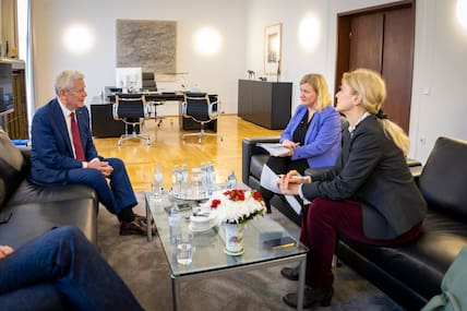 Joachim Gauck im Gespräch mit Kristina Dunz (rechts), der stellvertretenden Leiterin der RND-Hauptstadt­redaktion, und Eva Quadbeck, RND-Chef­redakteurin. 