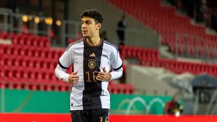 Aleksandar Pavlovic, hier im Trikot der deutschen U20-Nationalmannschaft, ist erstmals für die A-Nationalmannschaft nominiert worden.