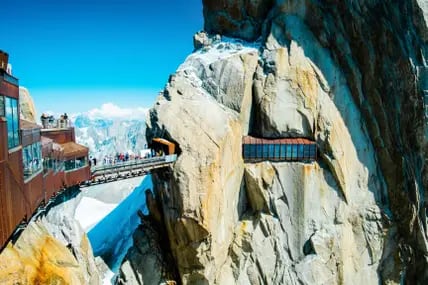 Na, schwindelfrei? Dann rauf auf die Fußgängerbrücke auf der Aiguille du Midi in den Alpen.