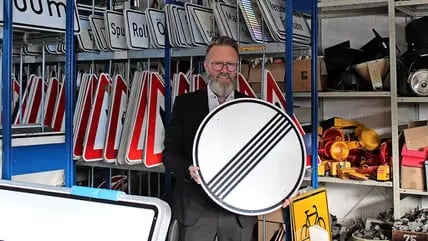 Schleswig-Holsteins Verkehrsminister Claus Ruhe Madsen findet sein Lieblingsschild in der Straßenmeisterei Oldenburg. Baustellen müssen jetzt sein, aber auch er mag lieber freie Straßen.