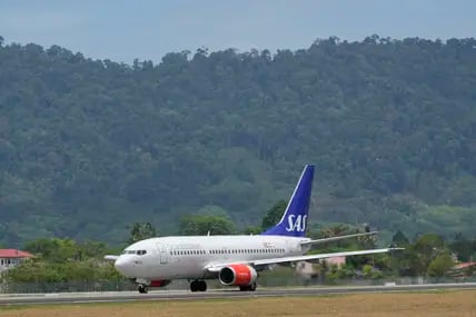 Ein Sanitätsflugzeug der Scandinavian Airlines, das vermutlich den norwegischen König Harald an Bord hat, auf dem internationalen Flughafen von Langkawi. 