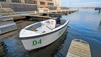 Florian Pump fährt jedes Boot zu seinem Liegplatz.