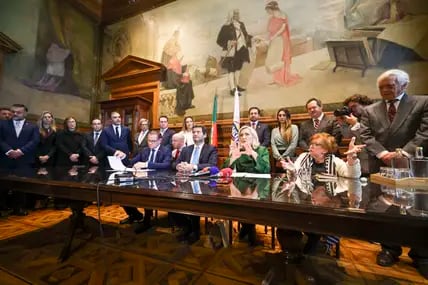 Marine Le Pen (dritte von rechts), Mitglied der rechten französischen Rassemblement National, spricht während einer Pressekonferenz mit André Ventura (vierter von rechts), dem Vorsitzenden der portugiesischen Partei Chega. Ebenfalls mit auf dem Foto ist Tino Churpalla, AfD-Abgeordneter im Bundestag.