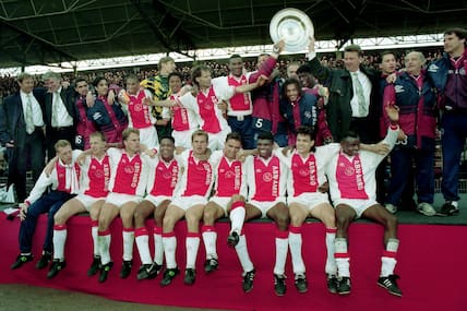 Die ungeschlagene Mannschaft von Ajax am 14. Mai 1995 im Olympiastadion von Amsterdam. Trainer Louis van Gaal hat eine Hand an der Meisterschale.