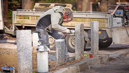 Die Granitstelen werden um 15 Zentimeter gekürzt: Steinmetz Peter Lei in der Jürgen-Wullenwever-Straße.