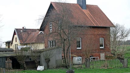 Das Bahnwärterhäuschen in Plüschow, dahinter befindet sich das ehemalige Bahnhofsgebäude.