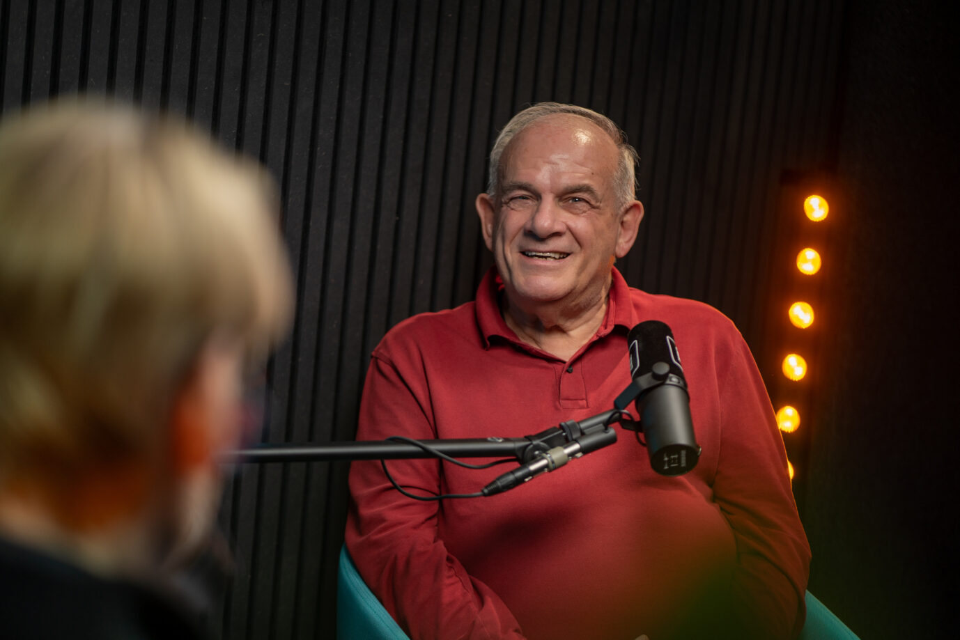 Der Bestsellerautor und ehemalige ZDF-Journalist, Talkshow- und Nachrichtenmoderator Peter Hahne im Interview mit der Jungen Freiheit in deren Berliner Studio, Thema: Seine Bücher „Ist das Euer Ernst?“ und „Leid. Und was sagt Gott?“ in denen Hahne die Ampel, Kanzler Scholz und die Grünen kritisiert. Quelle: JF