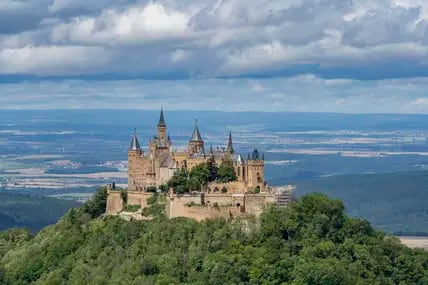 Blick auf die Burg Hohenzollern, hoch auf einem Berg thronend.