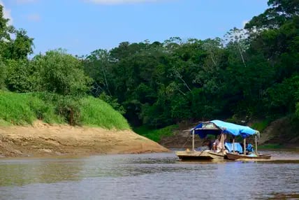 Langboot auf dem Fluss Río Mamoré bei Trinidad.