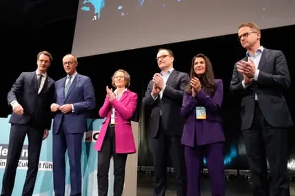 Hendrik Wüst, Friedrich Merz, Ina Scharrenbach, Jens Spahn, Serap Gueler und Carsten Linnemann auf der Bühne bei der CDU-Grundsatzprogrammkonferenz im Kölner Gürzenich.