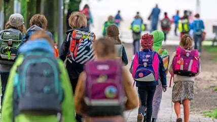 Ab 2026 soll es einen Rechtsanspruch auf Ganztagsbetreuung für Grundschüler geben. Erst dann will das Land mehr Geld ins System geben, die Träger kommen aber schon jetzt mit der Förderung nicht aus.