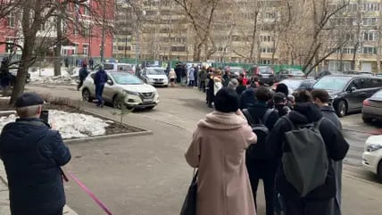 Lange Schlangen vor den Wahllokalen: Menschen stehen in Moskau vor einem Wahllokal an, um bei der Protestaktion «Mittag gegen Putin» ihre Unzufriedenheit zum Ausdruck zu bringen.