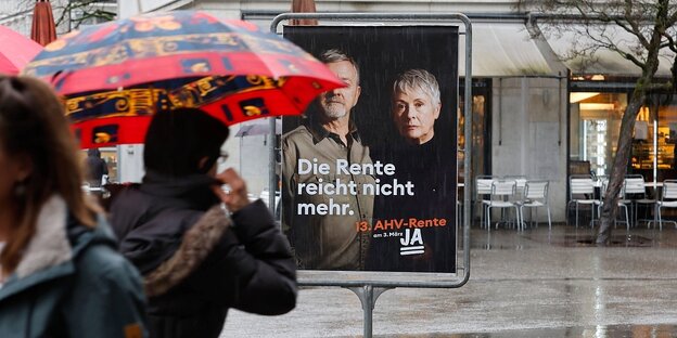 Ein Plakat mit einem älteren Ehepaar wibt für Rentenzahlungen